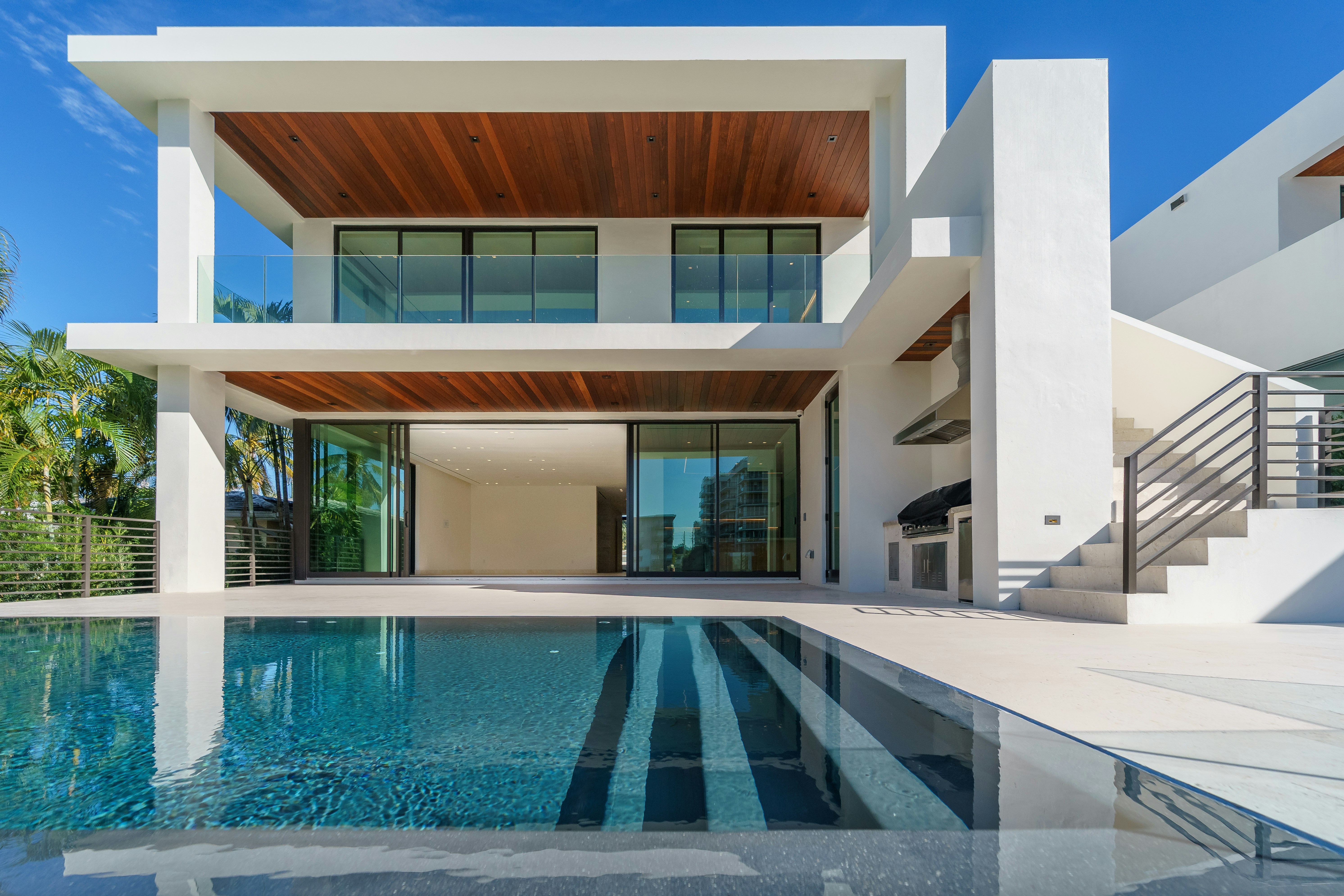 Fachada de uma casa contemporânea com madeira e amplas janelas